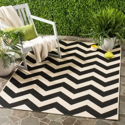 Obrázek SAFAVIEH Geometrisch Teppich für Wohnzimmer, Esszimmer, Schlafzimmer Courtyard Collection, Kurzer Flor, Schwarz und Beige, 122 X 170 cm