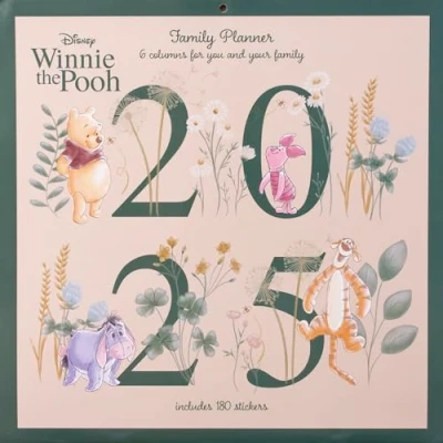 Obrázek Pyramid Winnie the Pooh 2025 rodinný plánovač, 30 x cm, kalendář s dobrodružstvími od Medvídek Pú a přátel, měsíční se 6 sloupci nálepkami Sheet, udržitelný pouze papírovou