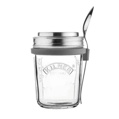 Obrázek Kilner Snídaňová sklenice se lžičkou / 350 ml, Ø 9,5 cm 5dílná kelímek na müsli cesty bez škodlivých látek skleněná nádoba s víkem müsli, kaši a jogurt Overnight Oats