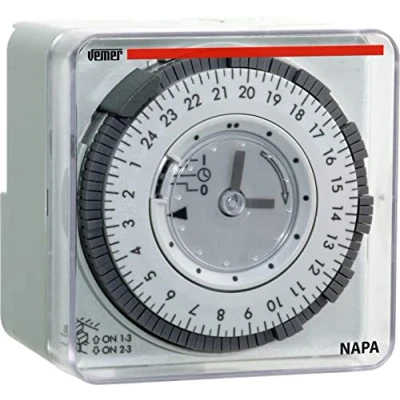 Obrázek VEMER VP884100 NAPA D elektromechanické spínací hodiny se zásuvnými jezdci s denním programováním, panel, montáž na stěnu nebo DIN lištu, bílá/šedá