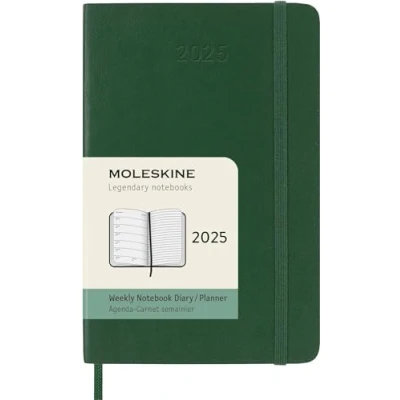 Obrázek Moleskine Weekly plánovací kalendář, týdenní plánovač s místem pro poznámky na 12 měsíců 2025, měkká vazba a elastický uzávěr, barva Myrtová zelená, kapesní formát 9 x 14 cm