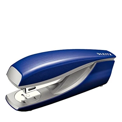 Obrázek Leitz Kancelářská sešívačka z kovu, na 30 listů, vč. sponek, ergonomický design, titanová modrá, stylová série, 55626069