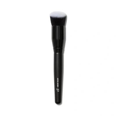 Obrázek e.l.f. Camo Liquid Blush Brush, zkosený štětec na růž, ideální k nanášení a rozetření barev tvářích, měkkých, hustých štětinách, veganských netestovaných zvířatech