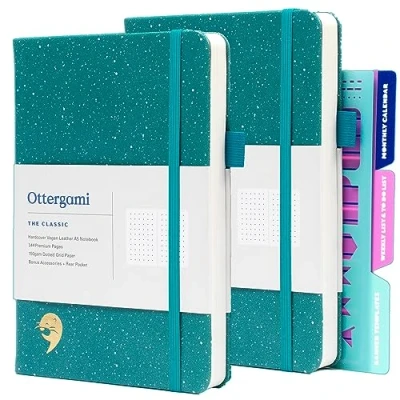 Obrázek Ottergami Sada poznámkových bloků s bodovou mřížkou, 150 g/m², tečkovaný poznámkový blok, A5, bodová mřížka, 2 kusy, zeleně skvrnitá, včetně šablon, zadní kapsy a držáku na tužku