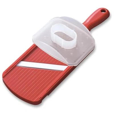 Obrázek Kyocera Keramická univerzální hoblík, 4 stupně, červená, extra ostré keramické čepele, kráječ zeleniny s ochranou prstů, plastový rám, ergonomická rukojeť a otvor pro zavěšení, ruční struhadlo na