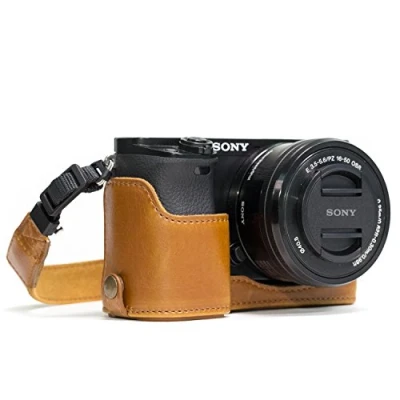 Obrázek MegaGear Ever Ready kožená brašna na fotoaparát s popruhem a přístupem baterie pro Sony Alpha A6300, A6000 světle hnědá