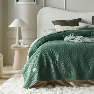 Obrázek ROOM99 Feel Elegantní denní deka v tmavě zelené 240 x 260 cm Univerzální bytová deka, přehoz na postel nebo pohovku a Prošívaná Styl Ideální jako Velvet Samet