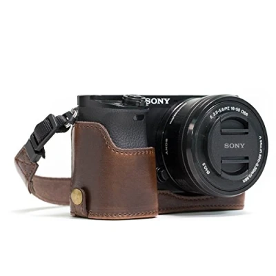 Obrázek MegaGear MG961 Ever Ready kožená polokapsa s popruhem na nošení a přístupem baterie pro Sony Alpha A6300, A6000 tmavě hnědá