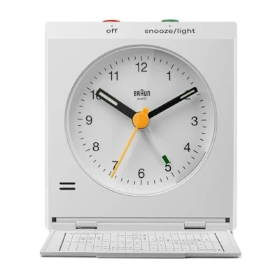 Obrázek Braun klasický analogový cestovní budík s funkcí odloženého buzení a světlem, vintage design, kompaktní velikost, zaklapávací víko mapou světového času, tichý quartzový strojek, crescendo piepton v