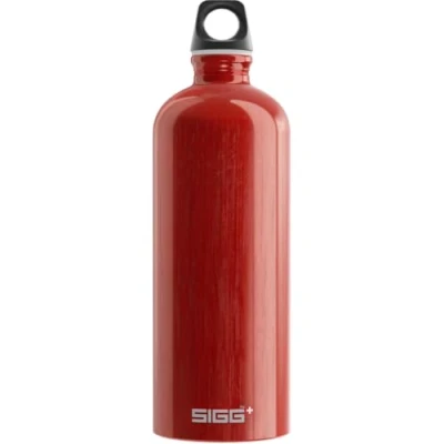 Obrázek SIGG Hliníková láhev na pití Traveller červená Certifikováno klimaticky neutrální Vhodná pro sycené nápoje zabezpečená proti vytečení lehká jako pírko bez BPA outdoor 1 l
