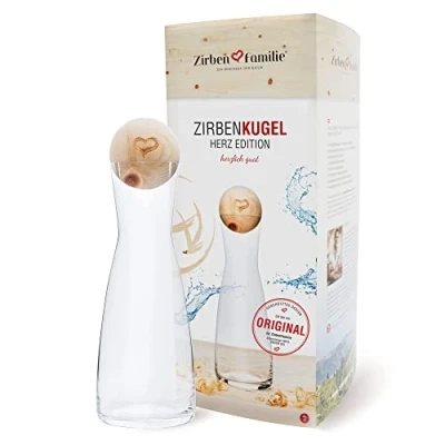 Obrázek Zirben Familie® Sada originálních kuliček borovice limba vč. karafy na vodu Dodává vodě zvláštní ráz 1 litr SPIEGELAU z křišťálového skla s víkem ze dřeva