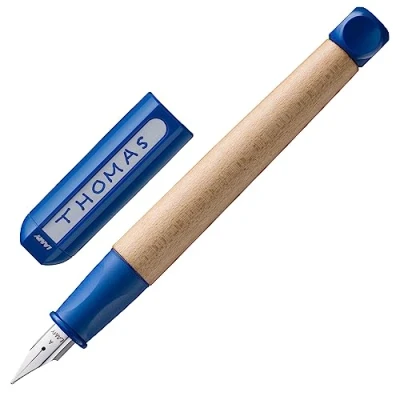 Obrázek Lamy abc blue plnicí pero do psaní vhodné pro děti s ergonomickou rukojetí a leštěným ocelovým perem leváky (LH) v šířce linky M robustní kryt javoru vč. inkoustové kazety T 10