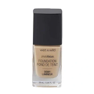 Obrázek Wet n Wild Photo Focus Foundation DEWY hydratační podklad v měkké béžové kryje nečistoty, hodí se pro normální a suchou pokožku veganská měkká béžová