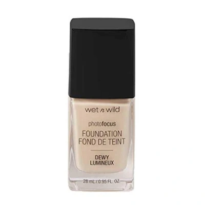 Obrázek Wet n Wild Photo Focus Foundation DEWY hydratační podklad v měkké slonovině zakrývá nečistoty, hodí se pro normální a suchou pokožku Vegan Soft Ivory