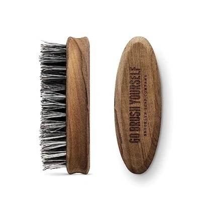Obrázek Kartáč na vousy · BROOKLYN SOAP COMPANY s veganskými štětinami pro každodenní péči o 3denní nebo plnovousy Štětec jako dárek muže a cesty ✓