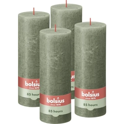 Obrázek Bolsius Rustik Stumpenkerzen Olivengrün 4 Stück 19 x 7 cm Länge Brenndauer 85 Stunden Unparfümierte Natürliches Pflanzenwachs Ohne Palmöl, Dunkelgrün