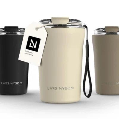 Obrázek LARS NYSØM termohrnek na kávu to go s poutkem nošení &amp; tritanovým víkem Travel Mug 0,38 litru izolací ušlechtilá ocel z ušlechtilé oceli pro kavárnu a čaj (béžový almond, 380 ml)