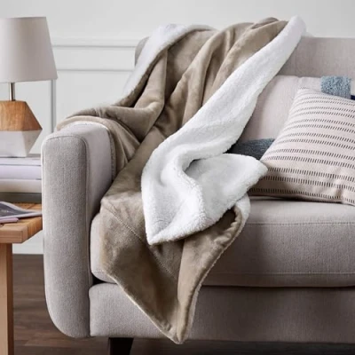 Obrázek Amazon Basics Deka z mikro umělé kožešiny a sherpa fleece, 220 x 240 cm, hebká deka, taupe