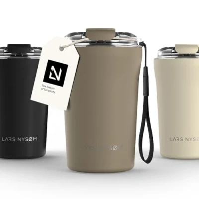 Obrázek LARS NYSØM termohrnek na kávu to go s poutkem nošení a tritanovým víkem Travel Mug 0,38 litru izolací Nerezový odolný proti vytečení do kavárny čaje (Taupe Brown, 380 ml)