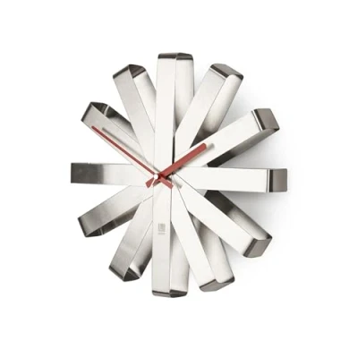 Obrázek Umbra nástěnné hodiny Ribbon, moderní quartzové ze zakřiveného kovu do kuchyně, kanceláře a ložnice, 30 cm
