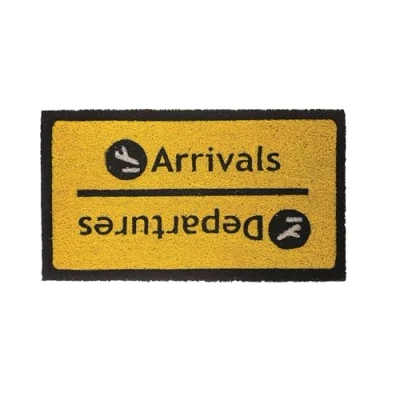 Obrázek FISURA Venkovní rohožka Arrivals/Departures z kokosu s protiskluzovou zadní stranou PVC. Veselá welcome ručně malovaná. Velikost: 70 cm x 40 cm.