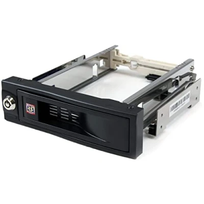 Obrázek StarTech.com 5,25&quot; přenosný výměnný rámeček Hot Swap pro 3,5&quot; pevné disky interní SATA Backplane kryt bez samostatné přihrádky na mechaniku uzamykatelná přihrádka (HSB100SATBK)