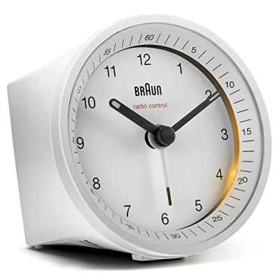Obrázek Klasický analogový radiobudík od Braun pro středoevropské časové zóny (MEZ/GMT+1) s funkcí opakovaného buzení a osvětlením, klidným hodinovým strojkem, alarm Crescendo v bílé barvě, model BC07W DCF,