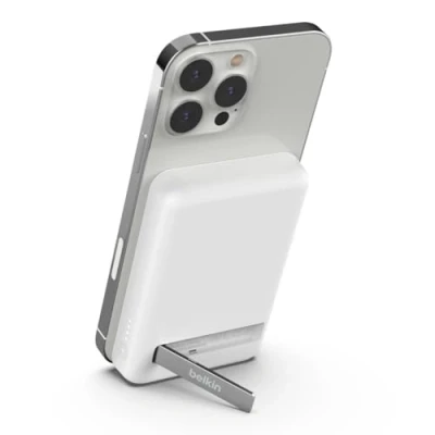 Obrázek Belkin magnetická 5000mAh powerbanka, externí baterie na mobil, kompatibilní s MagSafe, funkcí nabíjení Passthrough a stojanem, výstup 7,5 W, vstup 10 iPhone 16, 15, 14 bílá