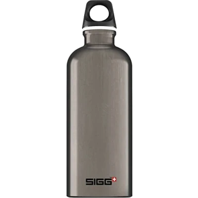 Obrázek SIGG Hliníková láhev na pití Traveller Smoked Pearl Certifikovaná klimaticky neutrální vhodná pro sycené nápoje odolná proti vytečení lehká jako pírko bez BPA perlově šedá 0,6 l