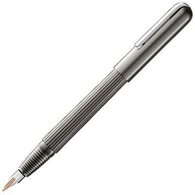 Obrázek Lamy plnicí pero 1227944 imporium 93 s neobvyklým korpusem v titanově matném PVD úpravě, platinou leštěným klipem (galvanizovaným) a 14karátovým zlatým perem tloušťka pera B