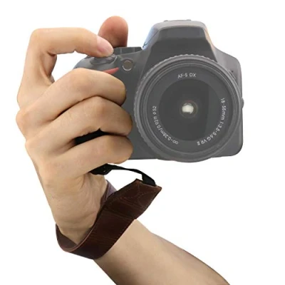 Obrázek MegaGear Ultralehké kožené pouzdro na ruku pro všechny fotoaparáty tmavě hnědé