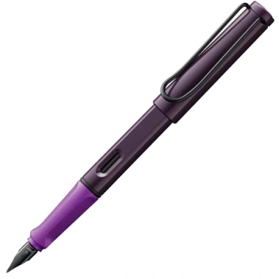 Obrázek Lamy safari violet blackberry plnicí pero s ergonomickou rukojetí a černým ocelovým hrotem v šířce tahu M ASA plast vč. inkoustové kazety T 10 modré pro praváky