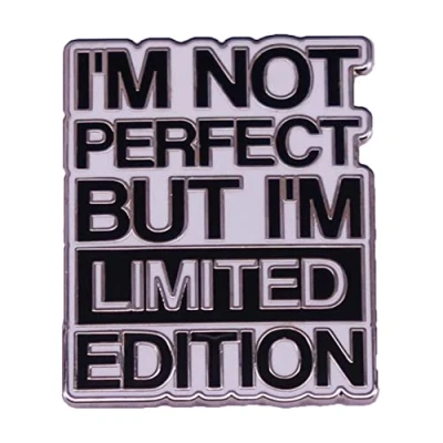 Obrázek ich bin nicht perfekte Aber limitierte Edition emailová Brož písmeno smalt Pin Abzeichen Süße Email Brief für Taschen BundZubehör DIY Handwerk Weihnachten, Slitinový materiál