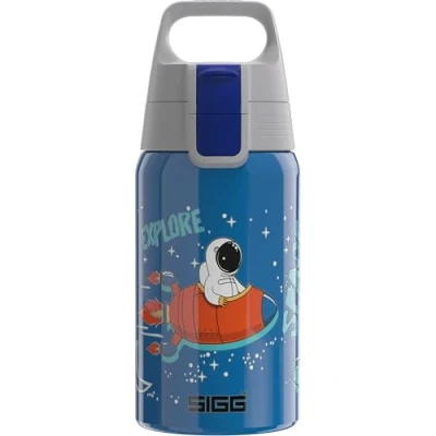Obrázek SIGG Láhev na pití z ušlechtilé oceli pro děti Shield One Space Vhodná sycené nápoje zabezpečená proti vytečení lehká jako pírko bez BPA Sport a škola modrá s astronauty 0,5 l