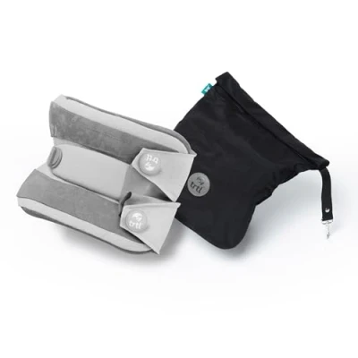 Obrázek trtl Travel Pillow Plus šedý výškově nastavitelný polštář pod šíji pro letadlo a auto cestovní šetřící místo vhodný všechny velikosti těla