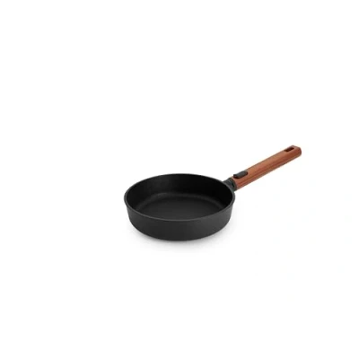 Obrázek Woll Eco Logic QXR litá plochá pánev indukční, Ø 20 cm, výška 5 s odnímatelnou udržitelnou dřevěnou násadou vhodná pro všechny typy sporáků, bez PFAS, nepřilnavá úprava, hliníková litina