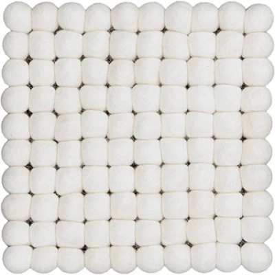 Obrázek myfelt Linéa podtácek pod hrnce s plstěnými kuličkami, čtvercový, střižní vlna, bílý, 20 x cm