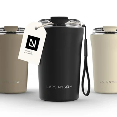Obrázek LARS NYSØM termohrnek na kávu to go s poutkem nošení &amp; tritanovým víkem Travel Mug 0,38 litru izolací Nerezový z ušlechtilé oceli pro kavárnu a čaj (karbonově černý, 380 ml)