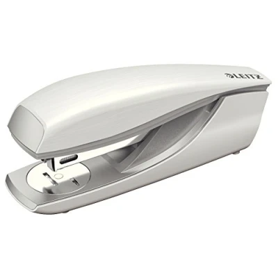 Obrázek Leitz Kancelářská sešívačka z kovu, na 30 listů, vč. sešívaček, ergonomický design, arktická bílá, série stylů, 55620004