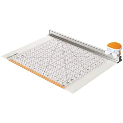 Obrázek Fiskars Rolovací nůž Ø 45 mm s pravítkem, 12&quot; x 12&quot;, oranžový/bílý, 1016264