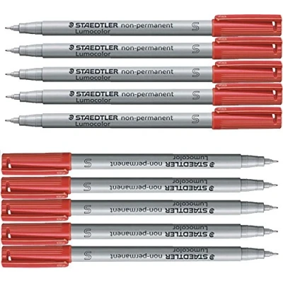 Obrázek STAEDTLER Univerzální tužka Lumocolor non permanent, červená, omyvatelná vlhkým hadříkem, pro téměř všechny povrchy, šířka řádků cca 0,4 mm, 10 červených fóliových tyčinek v kartonovém pouzdře, 311 2