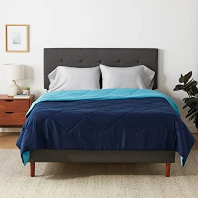 Obrázek Amazon Basics Oboustranná prošívaná deka, mikrovlákno, 220 x 240 cm, námořnická modrá / nebeská