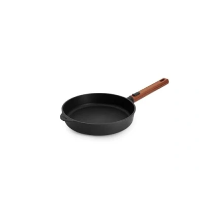 Obrázek Woll Eco Logic QXR litá plochá pánev indukční, Ø 24 cm, výška 5 s odnímatelnou udržitelnou dřevěnou násadou vhodná pro všechny typy sporáků, bez PFAS, nepřilnavá úprava, hliníková litina