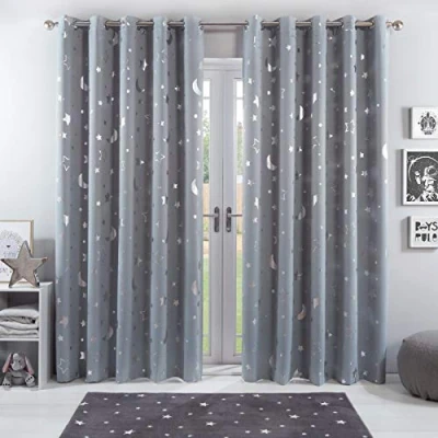 Obrázek Dreamscene Galaxy Star Thermo Verdunkelungsvorhänge, 1 Paar, mit Ösen, fertig zum Aufhängen, Metallic Mond, 100Prozent Verdunkelungs Mikrofaser, Silbergraue Mondsterne, B x L: 117 137 cm, CCEGALSI01