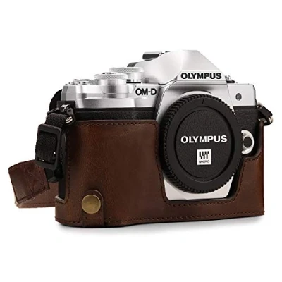 Obrázek MegaGear MG1351 Ever Ready kožená brašna na fotoaparát s popruhem a přístupem baterie pro Olympus OM D E M10 Mark III tmavě hnědá