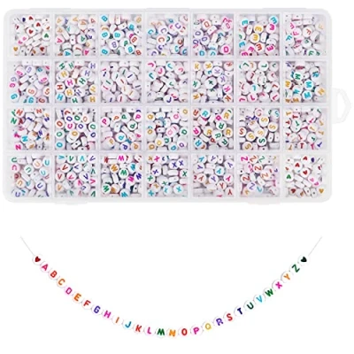 Obrázek Handi Stitch (1620 ks) perly s písmeny bílé plastové písmena A Z abecedy &amp; krabička 7 mm kulaté barevnými nitěmi k navlékání na šperky tvoření