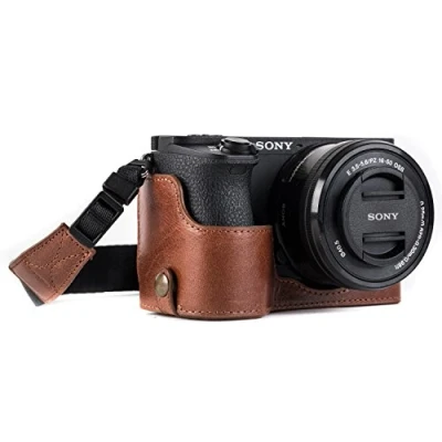 Obrázek MegaGear Ever Ready pravá kůže Poloviční kapsa na fotoaparát s popruhem nošení a přístupem baterie pro Sony Alpha A6500 tmavě hnědá