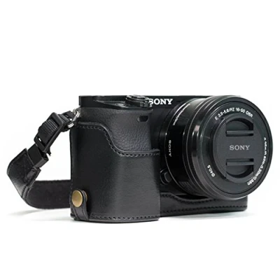 Obrázek MegaGear Ever Ready kožená polokapsa na fotoaparát s popruhem nošení a přístupem baterie pro Sony Alpha A6300, A6000 černá