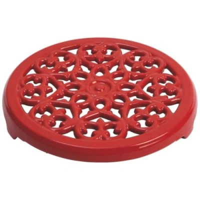 Obrázek STAUB Podložka pod hrnec Lilie 23 cm, litina, třešňově červená