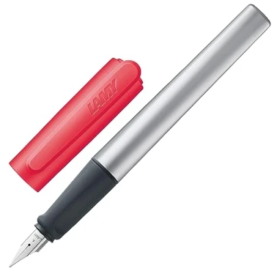 Obrázek Lamy nexx neoncoralred plnicí pero s protiskluzovou rukojetí A leštěným ocelovým hrotem v šířce linky trojúhelníkové pouzdro z hliníku vč. inkoustové kazety T 10 modré pro